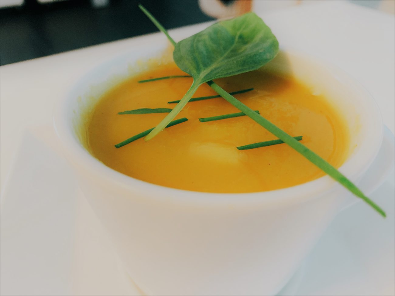 Romige koolrabi-wortel soep